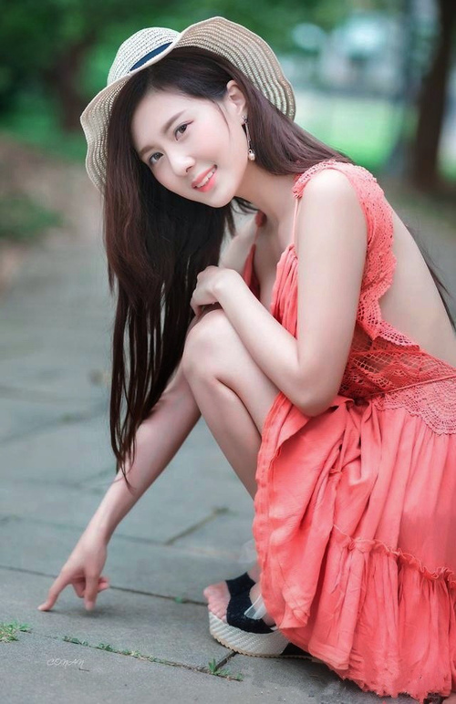 足球赛场上一场激烈对决，实力悬殊引发热议，足球场景对抗